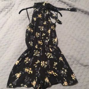 🆕 Mimi Chica Tie neck romper/jumper